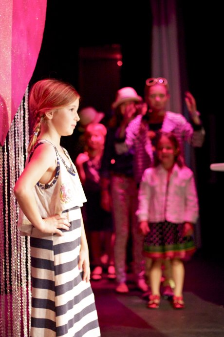 1_YoungModel_OnStage_OthersWaitingInWings_IMG_0141